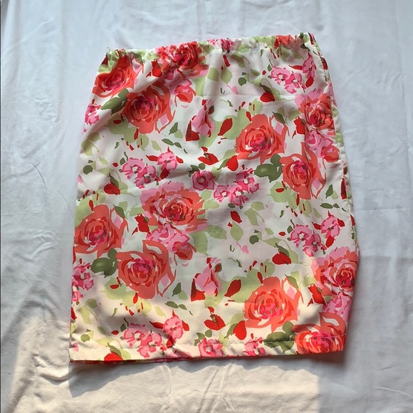 Dresses & Skirts - ⭐️LAST CHANCE⭐️ Floral Pencil Skirt